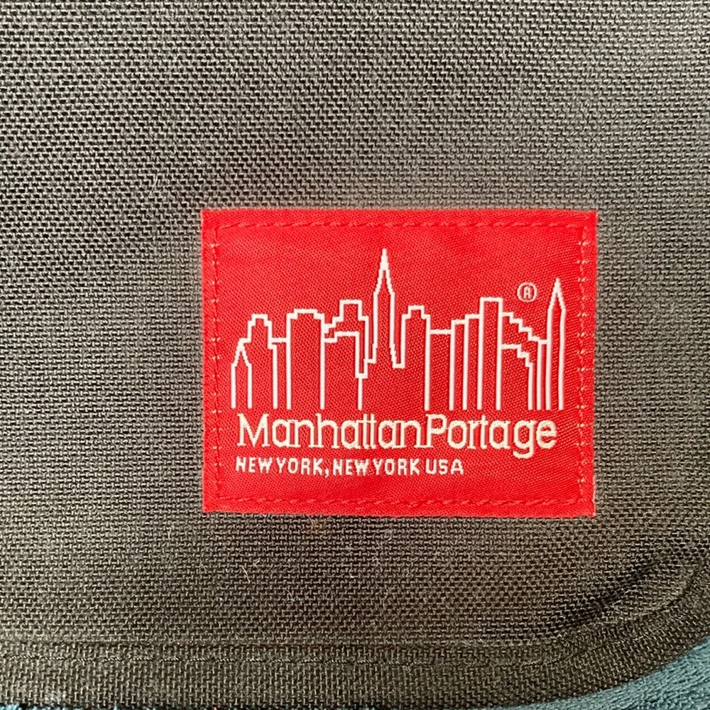Manhattan Portage medium DJ Messenger Bag in black